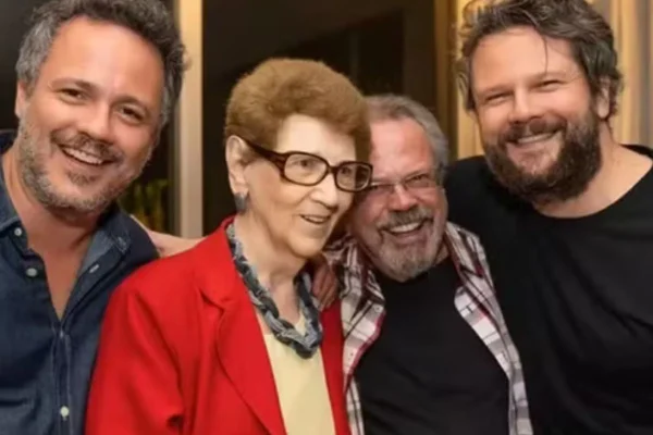 Selton Mello com Danton Mello e a mãe, que morreu aos 83 anos