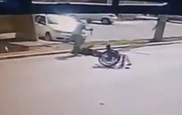 Vídeo mostra cadeirante levando ao menos 10 facadas no DF