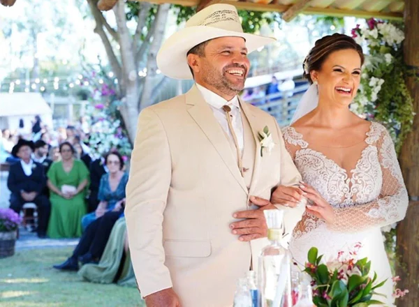 Imagem colorida de casamento de Magali Lázara e Edgar Campos - Metrópoles