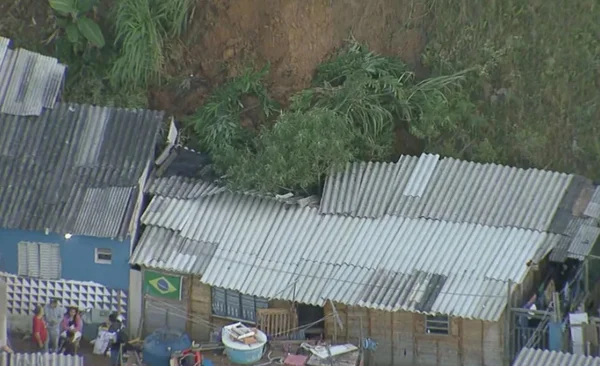 Deslizamento de terra atinge casa em SP; 4 pessoas foram socorridas