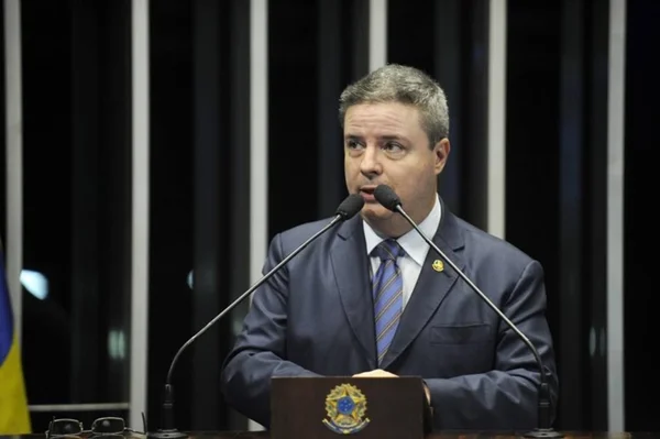 Sem Aécio, PSDB lança Anastasia como pré-candidato ao governo de Minas