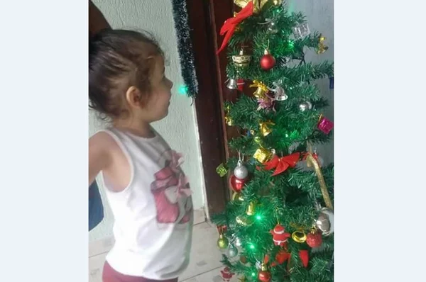 Menina que recuperou a visão vê árvore de Natal e se encanta