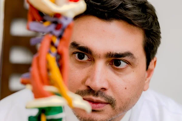 Médico tira dúvidas sobre causas e tratamentos para dor nas costas
