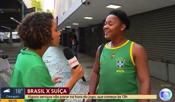Repórter da Globo vestida de verde entrevistando torcedor em dia de jogo da Copa