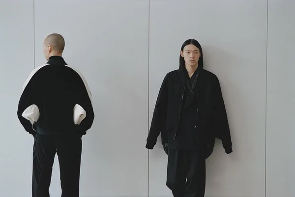 Na imagem com cor, modelo veste peças da Soshiotsuki, marca japonesa - Metrópoles