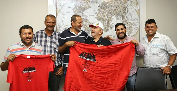 José Rainha é deixado na calçada por mais de 1h e sai sem falar com Lula
