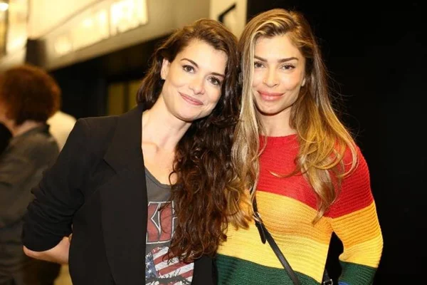 Zero tretas. Grazi Massafera posa ao lado de Alinne Moraes