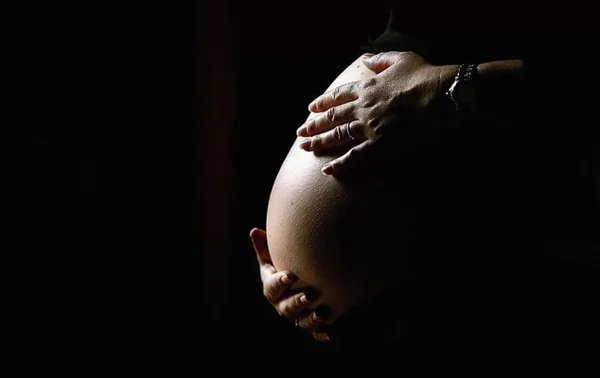Imagem colorida de barriga de pessoa durante gravidez bebê - Metrópoles - parto dengue mães
