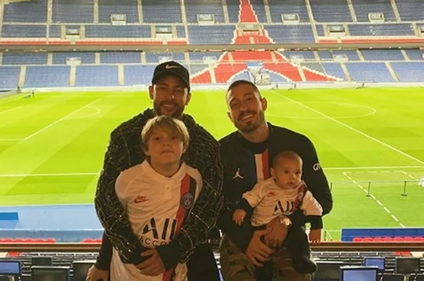 Marido de Carol Dantas posta foto com Neymar e filhos: “Família”