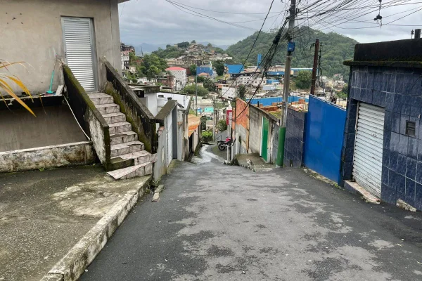 Imagem mostra viela em comunidade - Metrópoles