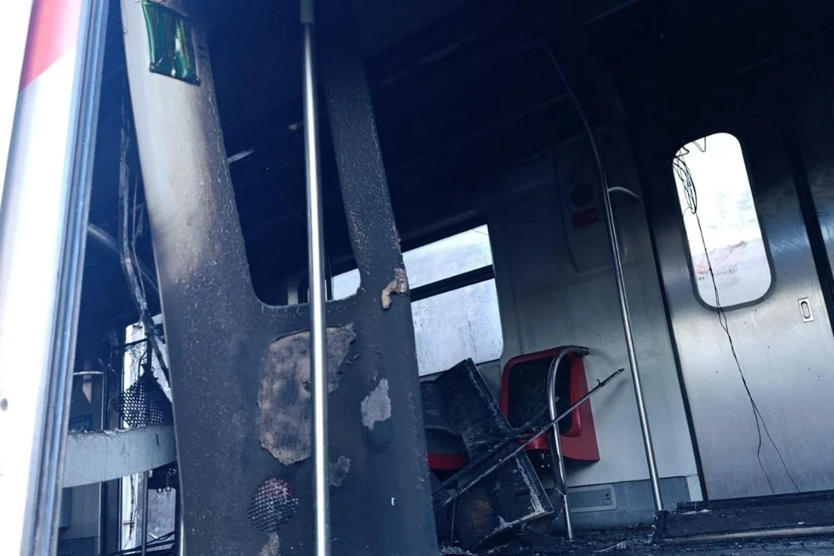 Incêndio destruiu interior de vagão e interrompeu operação na linha 12-Safira. Incêndio destruiu interior de vagão e interrompeu operação na linha 12-Safira.