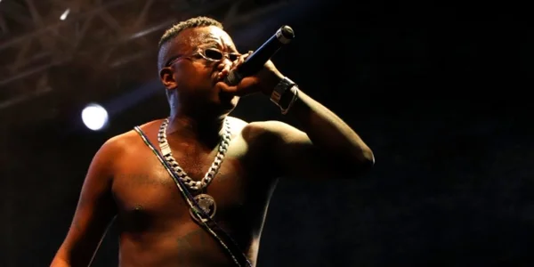 Djonga cancela show que teria produtor ligado a estupro e é processado