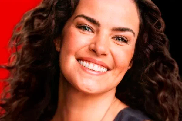Foto colorida de Ana Paula Arósio sorrindo