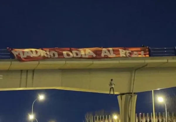 Boneco do atacante Vinicius Júnior é pendurado em Madrid - Metrópoles