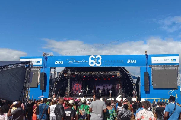 palco com pessoas na frente e ceu acima - metrópoles