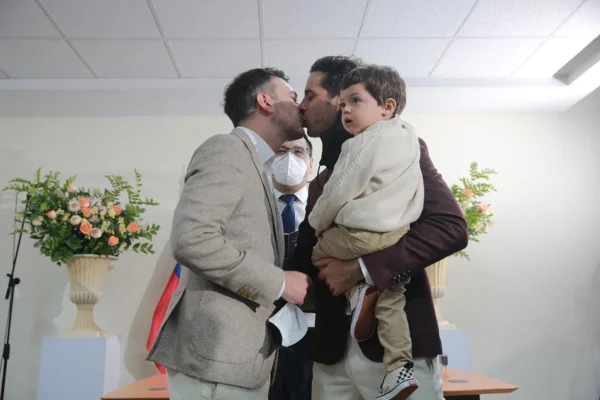 casal gay se beija em casamento no Chile