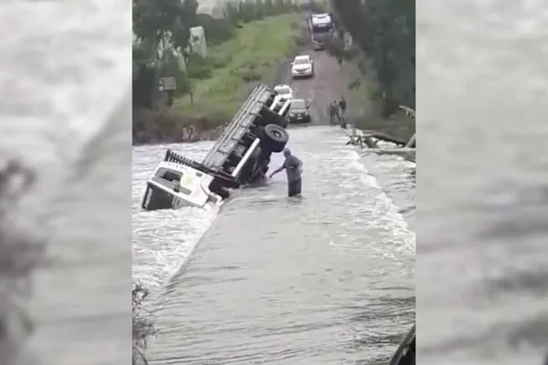 Vídeo: motorista escapa após caminhão cair de ponte e afundar em SC