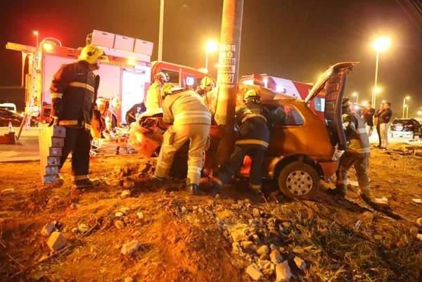 Após furto, carro conduzido por menor bate em poste e 5 ficam feridos