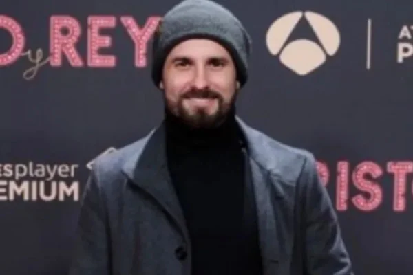 Julián Ortega, ator de Elite posa durante lançamento de série - Metrópoles
