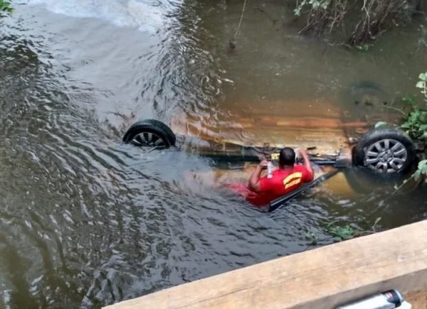 Carro cai de ponte e duas pessoas morrem em São Miguel do Araguaia