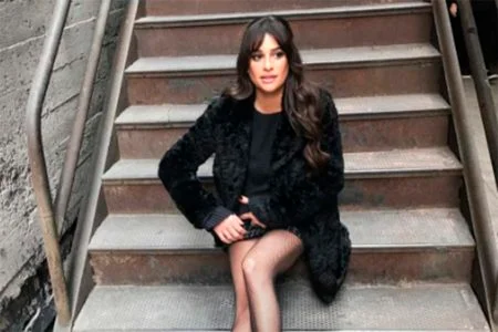 Foto colorida de Lea Michele com vestido preto - Metrópoles