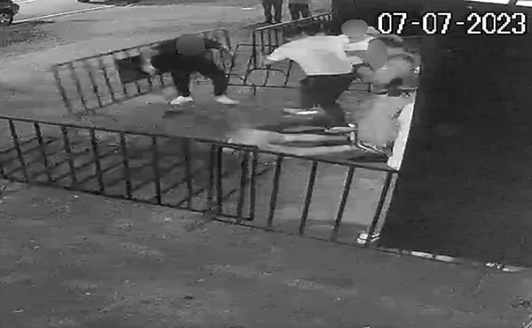 Imagem congelada em preto em branco de vídeo das câmeras de segurança que mostram o momento em que jovem foi baleado