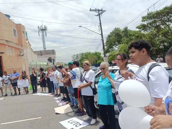 imagem colorida mostra ato em frente à escola estadual de sapopemba - metrópoles