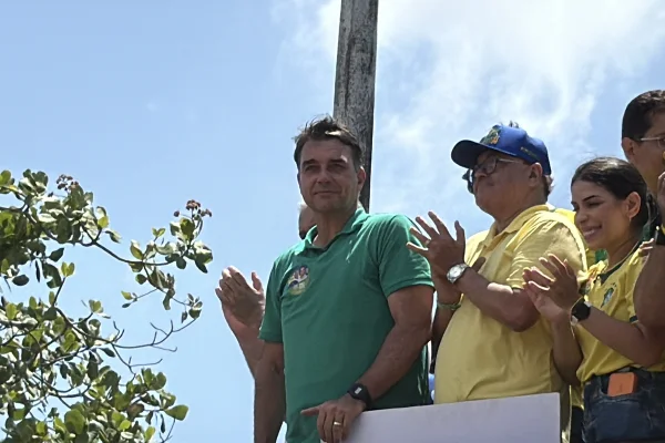 Imagem colorida, Em São Luís, Flávio chora em comício e ergue retrato de Jair Bolsonaro - Metrópoles