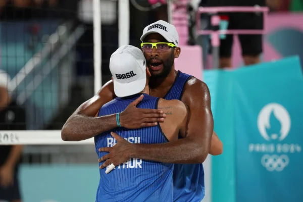 Imagem colorida de Evandro e Arthur, dupla brasileira do vôlei de praia- Metrópoles