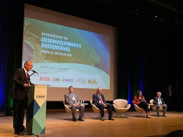Imagem colorida do vice-presidente Geraldo Alckmin em evento do BNDES