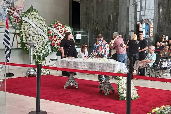 Fã viaja de Fortaleza para se despedir de Gal Costa em São Paulo