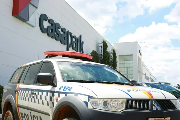 Três adolescentes assaltam loja no CasaPark e levam celulares