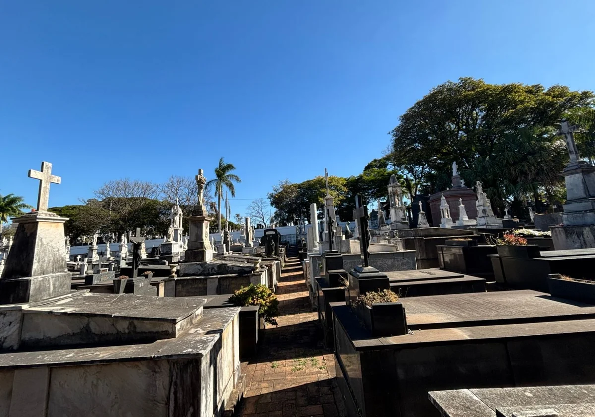 Visitas ao cemitério são realizadas no último domingo de cada mês Visitas ao cemitério são realizadas no último domingo de cada mês