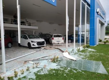Veículo invade loja, quebra vidraça e atinge carros à venda na Bahia