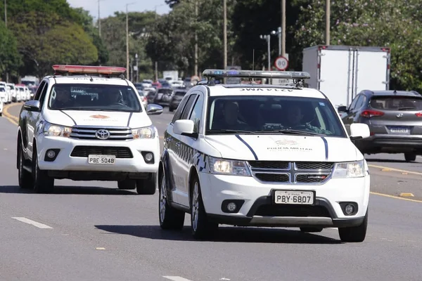 carro da PF levando Anderson Torres para depoimento - metrópoles