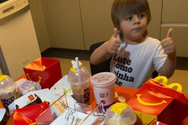 Menino de 3 anos “rouba” celular da mãe e faz pedido de R$ 400 em lanche