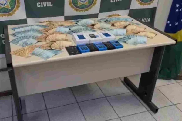 Polícia apreende máquinas e R$ 20 mil em casa de suspeito de integrar quadrilha de taxistas
