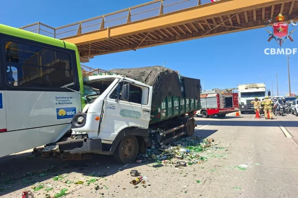 Caminhão “entra” na traseira de ônibus e deixa passageira ferida no DF