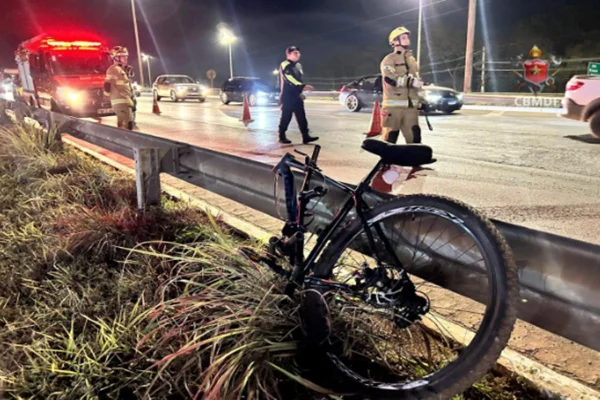Foto colorida de bicicleta em estrada
