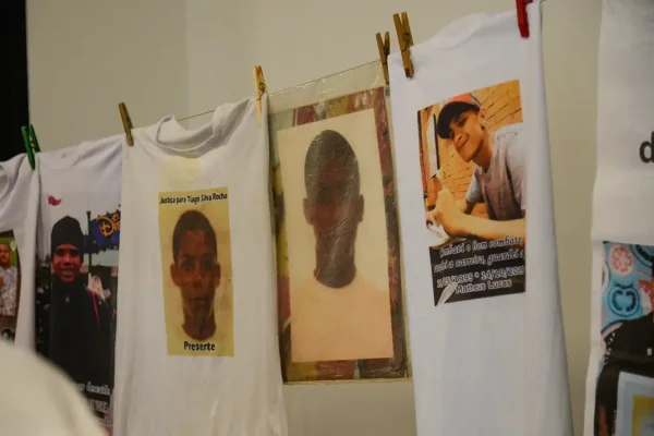 Imagem colorida, blusas estendidas em um varal - Metrópoles