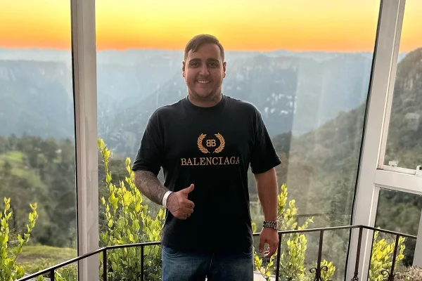 Vereador Tiago Peretto (União Brasil), de São Vicente, lamentou a morte do irmão nas redes sociais. Ele foi encontrado com sinais de facadas - Metrópoles