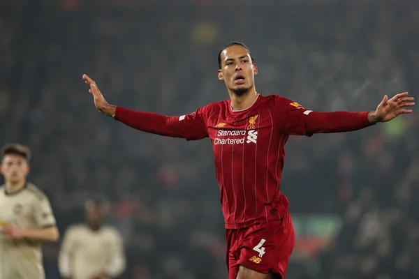 Liverpool bate o Manchester United a abre 16 pontos para o City