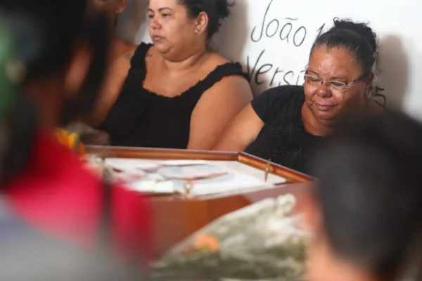 Familiares pedem justiça ao se despedirem de Elizamar e de seus filhos