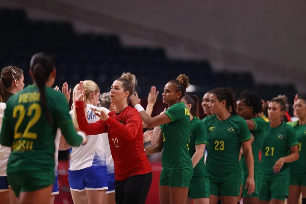 Brasil tem boa exibição e arranca empate com as russas no handebol feminino