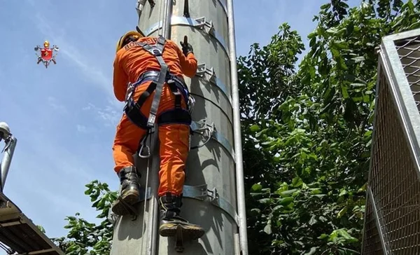 Imagem colorida de bombeiro fazendo resgate em antena do Park Way