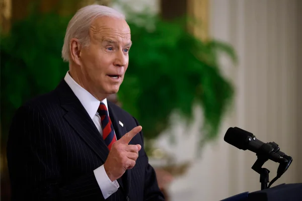 Presidente dos Estados Unidos, Joe Biden , discursa num púlpito na Casa Branca. Ele usa terno e é visto de lado, frente a microfones - Metrópoles