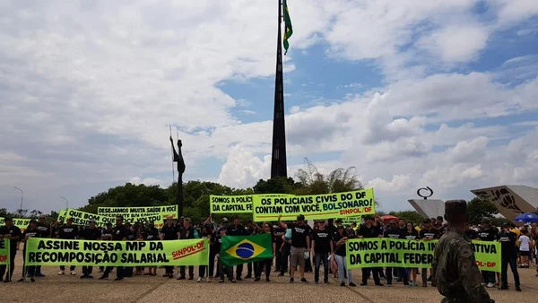 DF: policiais civis cobram reajuste salarial em protesto na Esplanada
