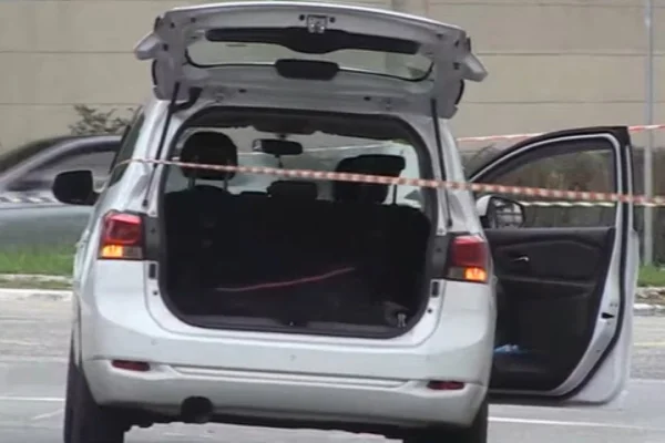 Imagem colorida de carro aberto. Metrópoles