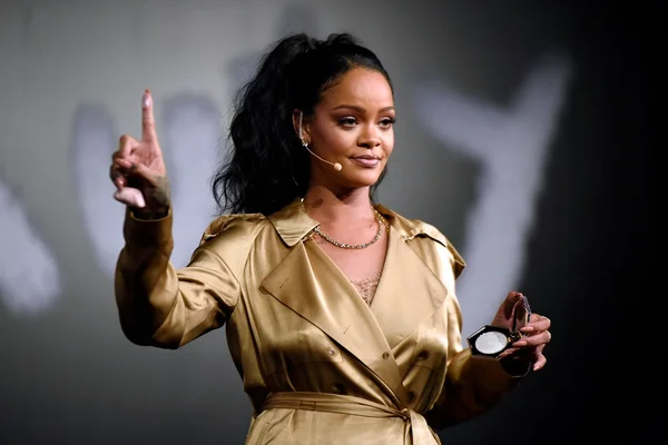 Rihanna se torna oficialmente a cantora mais rica do mundo
