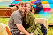 Paulinha Leite e o marido, Dakota Ballard, posam juntos e sorridentes
